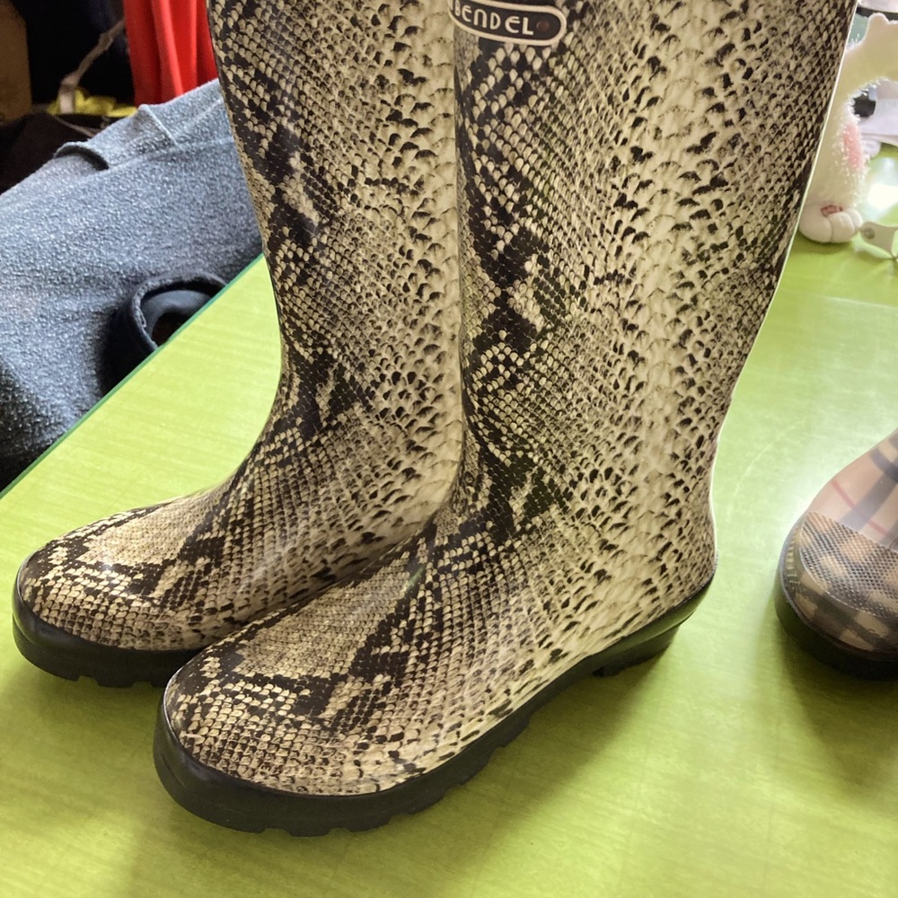 Henri Bendel Rain Boots. Size 8. Rubber.